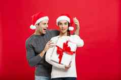圣诞节概念英俊的年轻的的男朋友毛衣惊喜女朋友白色礼物
