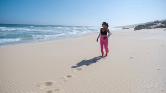 女人走海滩<strong>希望</strong>自然储备南非洲西方角美丽的海滩南非洲白色沙丘<strong>希望</strong>自然储备部分花园路线