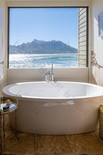 男人。女人浴浴缸按摩浴缸假期夫妇男人。女人浴浴缸海洋角小镇南非洲假期