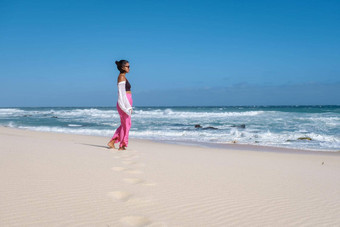 女人走海滩希望自然储备南非洲西方角美丽的海滩南非洲白色沙丘希望自然储备部分花园路线