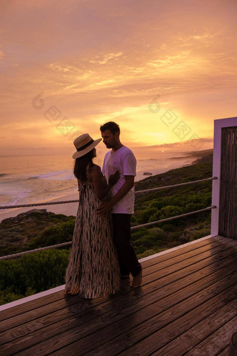 夫妇男人。女人看日落<strong>希望</strong>自然储备南非洲西方角美丽的海滩南非洲白色沙丘<strong>希望</strong>自然储备部分花园路线