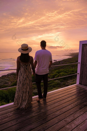夫妇男人。女人看日落希望自然储备南非洲西方角美丽的海滩南非洲白色沙丘希望自然储备部分花园路线