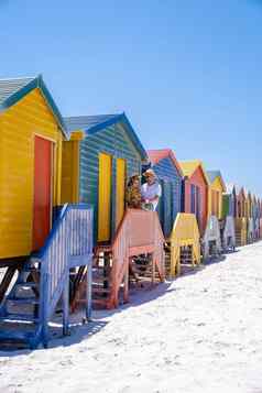 夫妇男人。女人参观海滩muizenberg色彩斑斓的海滩房子muizenberg海滩角小镇海滩小屋muizenberg角小镇假湾南非洲