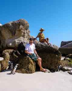 巨石海滩西蒙斯小镇角小镇南非洲美丽的企鹅殖民地非洲企鹅岩石海滩南非洲男人。女人参观巨石海滩