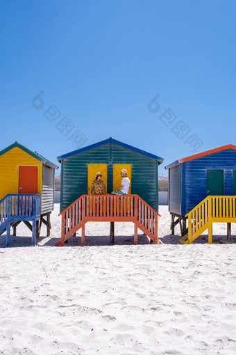夫妇男人。女人参观海滩muizenberg色彩斑斓的海滩房子muizenberg海滩角<strong>小镇</strong>海滩小屋muizenberg角<strong>小镇</strong>假湾南非洲