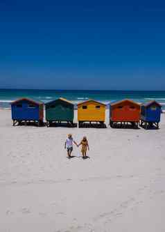 夫妇男人。女人参观海滩muizenberg色彩斑斓的海滩房子muizenberg海滩角小镇海滩小屋muizenberg角小镇假湾南非洲