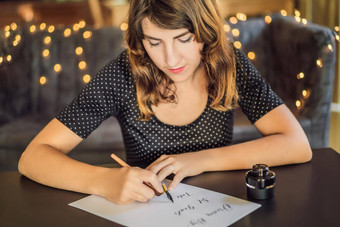 梦想大集目标行动书法家年轻的女人写短语白色纸买或卖股票观赏装饰信书法图形设计刻字笔迹创建概念