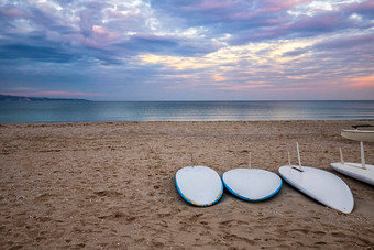 冲浪板海滩海滨日落时间美丽的云水体育运动背景