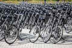 自行车停车站完整的自行车停自行车
