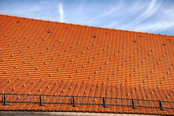红色的陶瓷屋顶瓷砖房子现代屋顶保护雪酒吧滑雪板屋顶雪警卫