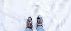 横幅腿勃艮第靴子蓝色的牛仔裤雪的足迹雪冬天景观
