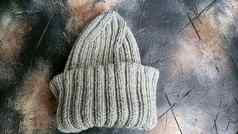 手工制作的巴拉克拉法帽乌克兰符号针织灰色的绿色线程变暖可靠地节省了冷