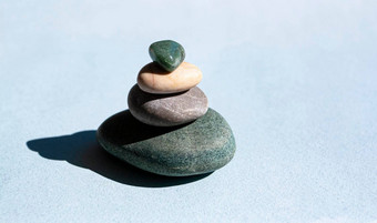 <strong>石头山</strong>蓝色的背景塔石头简单的平衡石头简单和谐平衡极简主义概念