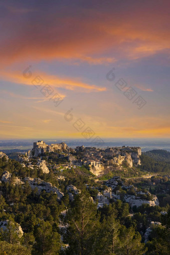 中世纪的城堡村对于baux-de-provence贝雷山普罗旺斯法国