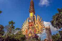 吩咐火葬塔传统的巴厘岛的雕塑恶魔花中央街乌布岛巴厘岛印尼准备即将到来的火葬仪式