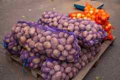 土豆网袋农民市场袋生脏土豆