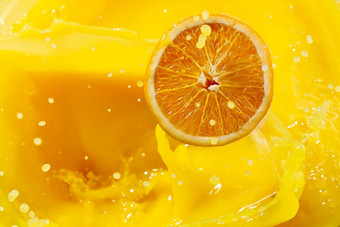 特写镜头溅橙色汁前视图飞溅新鲜的甜蜜的橙色芒果水果汁