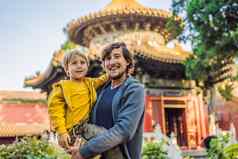享受假期中国爸爸儿子被禁止的城市旅行中国孩子们概念显示免费的交通小时小时中国
