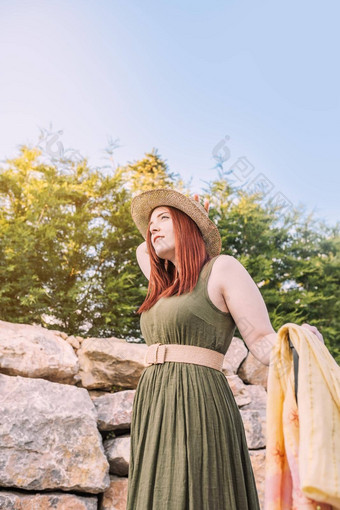 无所畏惧的喜欢冒险的年轻的女孩有趣的夏天假期旅行者走假期目的地