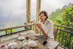 男人。喝茶咖啡馆山