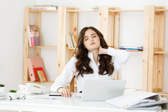 累了年轻的女商人痛苦长时间坐着电脑桌子上办公室