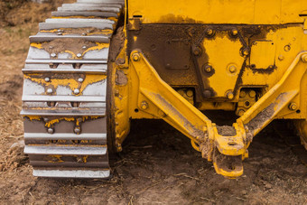 黄色的拖拉机<strong>履带</strong>跟踪特写镜头<strong>履带</strong>推土机卡车土方重机械