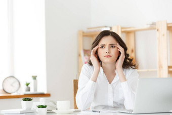 累了年轻的女商人痛苦<strong>长时间</strong>坐着电脑桌子上办公室