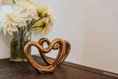 手工制作的木雕刻心表格夫妇的关系情人节一天概念