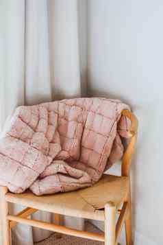 巨大的粉红色的格子毯子羊毛针织白色凳子椅子首页斯堪的那维亚风格