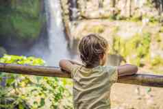 男孩旅行者瀑布背景生态旅游概念旅行孩子们概念孩子们孩子友好的的地方