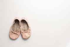 高角视图脏女孩的粉红色的芭蕾舞鞋子白色表格复制空间