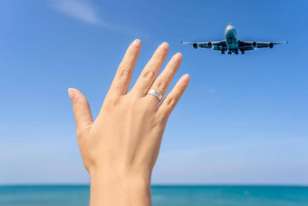 女手环画飞机持有飞机飞行天空旅行飞机概念文本空间令人印象深刻的天堂热海滩五月考县令人惊异的景观