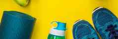 横幅长格式体育绿松石蓝色的阴影黄色的背景菠菜冰沙瑜伽席体育运动鞋子运动服装瓶水概念健康的生活方式体育运动饮食体育运动设备复制空间