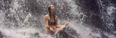 健康水疗中心假期瑜伽冥想概念年轻的女人坐着莲花位置岩石热带瀑布横幅长格式