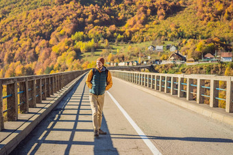 黑山<strong>共和国</strong>男人。观光客背景朱尔热维奇桥河塔拉多雾的早....旅行黑山<strong>共和国</strong>概念风景黑山<strong>共和国</strong>