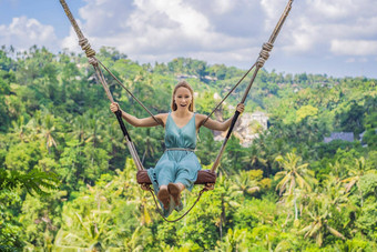 年轻的女人摆动丛林热带雨林巴厘岛岛印尼摇摆不定的热带地区波动趋势巴厘岛