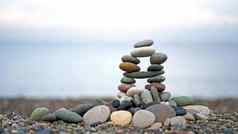 Zen石头让人耳目一新自然天空背景堆放自然颜色石头