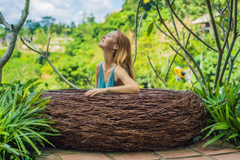 巴厘岛趋势稻草巢年轻的旅游享受旅行巴厘岛岛印尼使停止美丽的山照片稻草巢自然环境生活方式