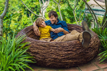 巴厘岛趋势稻草巢孩子友好的的地方快乐家庭享受旅行巴厘岛岛印尼使停止美丽的山照片稻草巢自然环境生活方式旅行孩子们概念孩子们