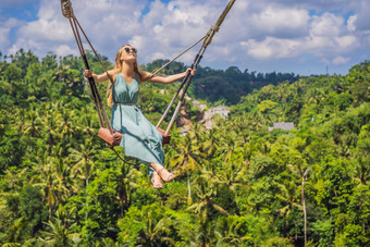 年轻的女人摆动丛林热带雨林<strong>巴厘岛</strong>岛印尼摇摆不定的热带地区波动趋势<strong>巴厘岛</strong>
