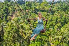 年轻的女人摆动丛林热带雨林巴厘岛岛印尼摇摆不定的热带地区波动趋势巴厘岛