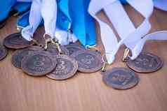 群青铜奖牌白色蓝色的丝带的地方体育比赛