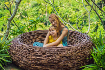 巴厘岛趋势稻草巢快乐家庭享受旅行巴厘岛岛印尼使停止美丽的山照片稻草巢自然环境生活方式旅行孩子们概念孩子们孩子友好的的地方