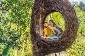 巴厘岛趋势稻草巢快乐家庭享受旅行巴厘岛岛印尼使停止美丽的山照片稻草巢自然环境生活方式旅行孩子们概念孩子们孩子友好的的地方