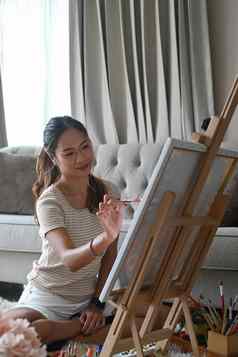 漂亮的年轻的女人绘画图片帆布明亮的生活房间
