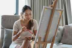有吸引力的亚洲女人绘画帆布首页爱好休闲概念