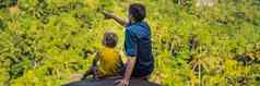 爸爸儿子游客石头丛林旅行孩子们概念孩子们孩子友好的的地方横幅长格式