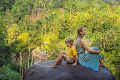 妈妈儿子游客石头丛林旅行孩子们概念孩子们孩子友好的的地方