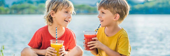 横幅长格式男孩喝健康的冰沙背景棕榈树芒果西瓜冰沙健康的营养维生素孩子们