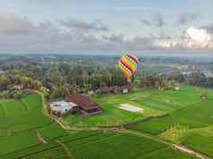 热空气气球绿色帕迪场作文自然蓝色的天空背景旅行概念